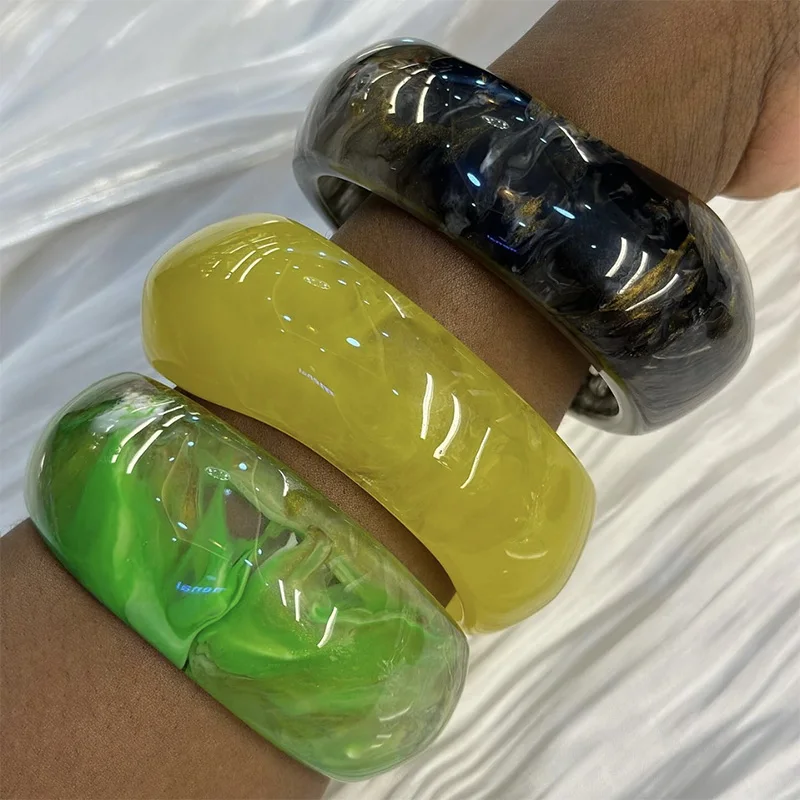 catégorie-bracelets-resine Catégorie Bracelets joncs en résine de différents coloris portés