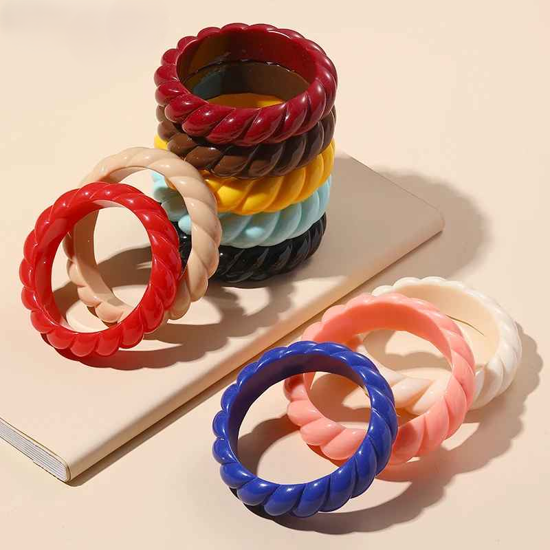 Bracelet bangle résine bleu ciel torsadé spirale rétro années